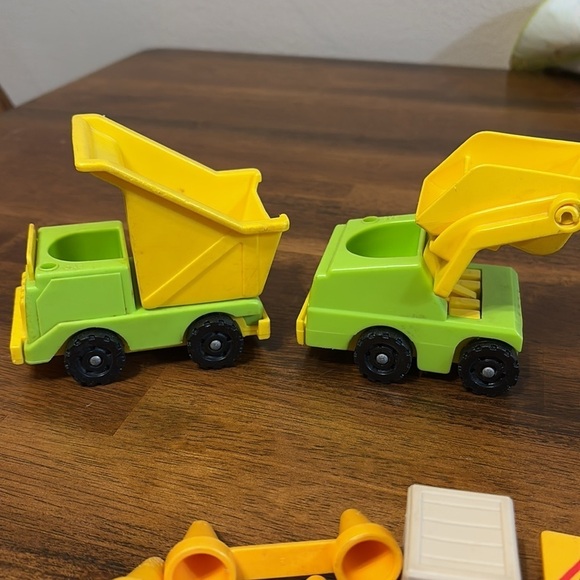 Vintage Fisher Price CONSTRUCTION VEHICLE AND LITTLE PEOPLE WORKERS LOT 0F 8 - Picture 13 of 16